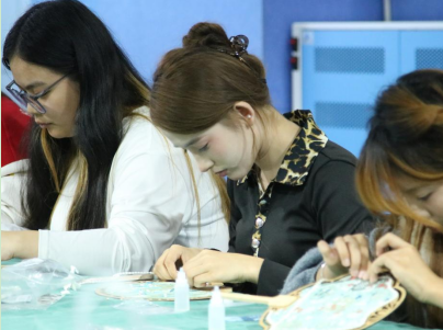 指尖传非遗，锦韵润青春 —— 巧制宋锦工艺品